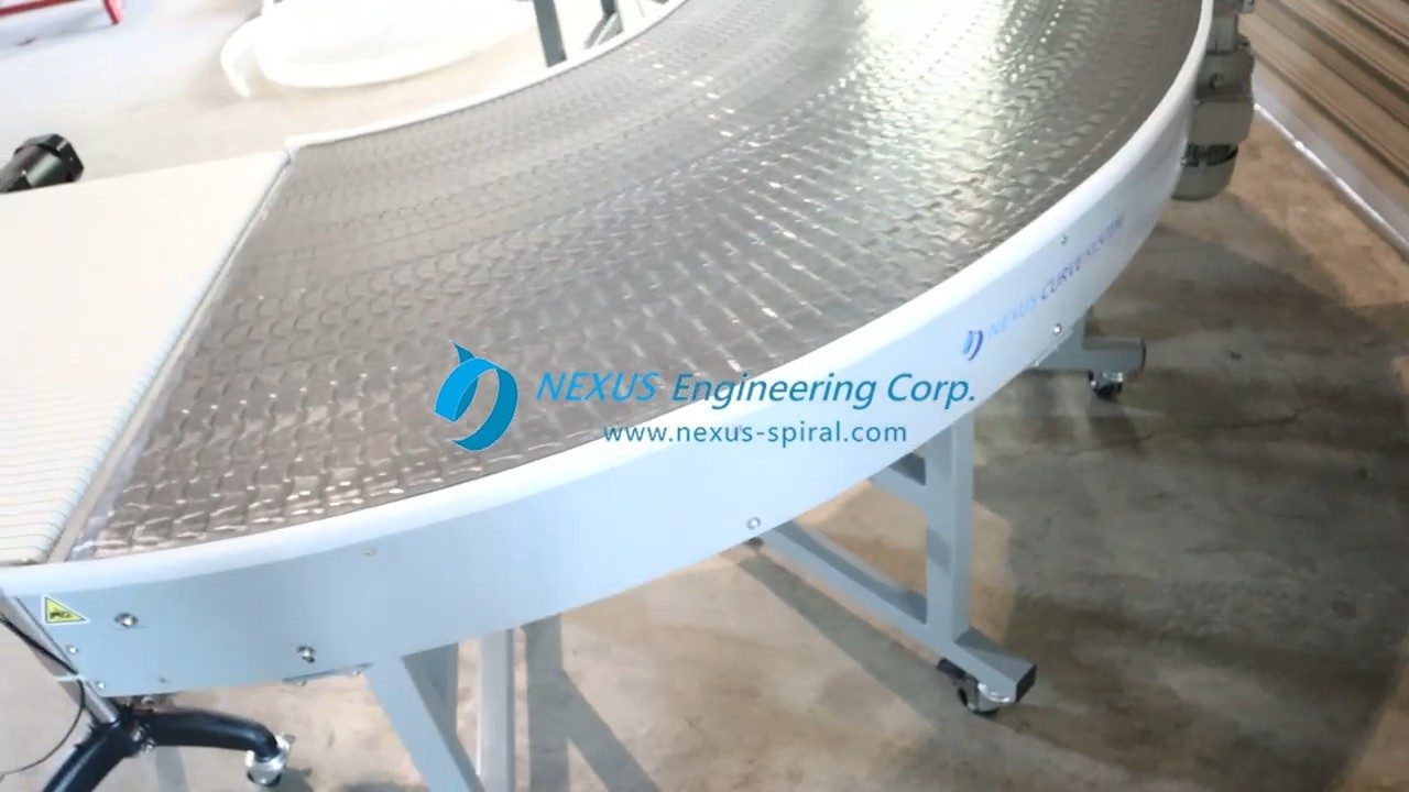 A curve conveyor with a modular belt in the NEXUS factory.